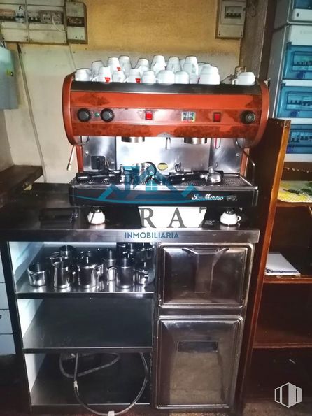 Retail for sale at Calle Joaquina Santander, Talavera de la Reina, Toledo, 45600 with coffeemaker, expresso machine, kitchen appliance, kitchen stove, kitchen, cabinetry, stove, major appliance, home appliance and gas around