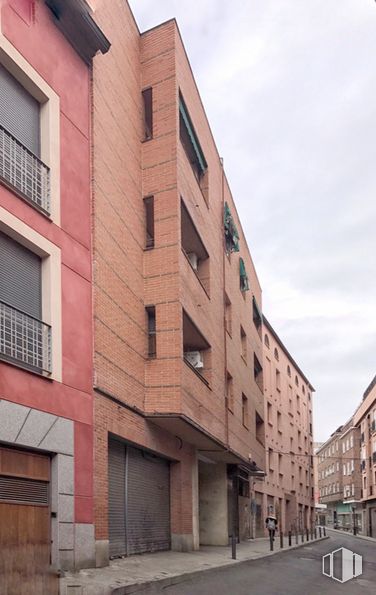 Retail for sale at Calle Cereria, 30, Talavera de la Reina, Toledo, 45600 with building, window, property, sky, cloud, fixture, condominium, urban design, brick and house around