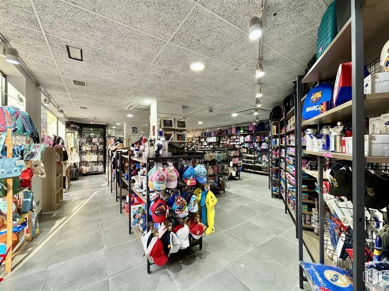 Retail for rent at Zona Vista Alegre, Carabanchel, Madrid, 28025 with furniture, shelving, retail, shelf, display case, outlet store, collection and shopping mall around