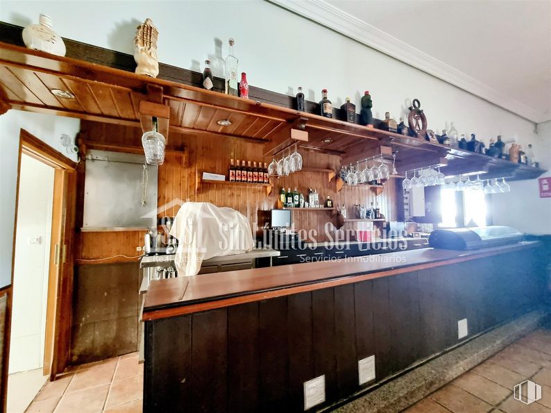 Local en venta en Paseo Avilés, 24, El Álamo, Madrid, 28607 con edificio, interiorismo, barware, establecimiento de bebidas, madera, comida, techo, botella, estante y encimera alrededor