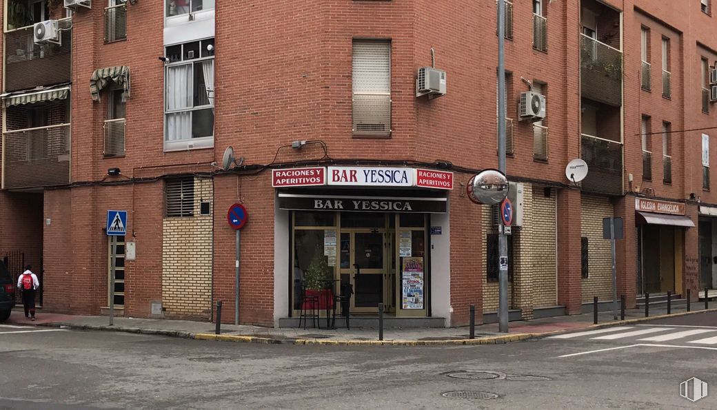 Retail for sale at Calle Cañada de la Sierra, Talavera de la Reina, Toledo, 45600 with building, window, fixture, brickwork, wood, brick, real estate, city, font and facade around