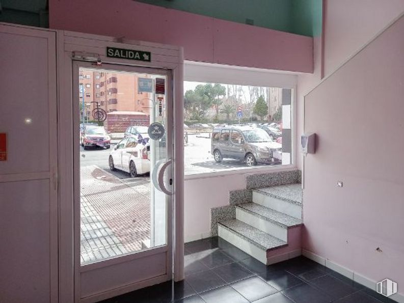 Retail for sale at Calle Polonia, Leganés, Madrid, 28916 with car, door, property, tire, building, wheel, fixture, window, interior design and automotive exterior around