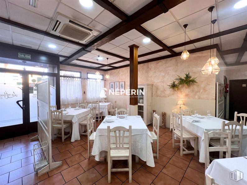 Local en alquiler en Zona Centro, Illescas, Toledo, 45200 con silla, lámpara, mesa de cocina y comedor, alumbrado, mesa, mueble, decoración, interiorismo, mantel y suelos alrededor