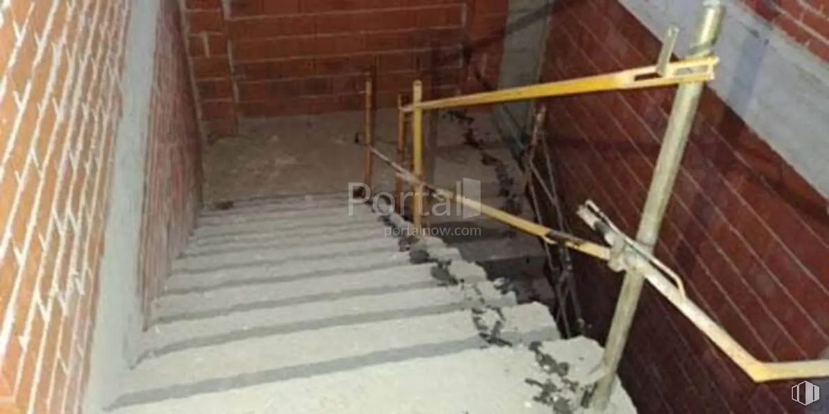 Industrial for sale at Avenida Ermita de San Juan, 54, Navalcarnero, Madrid, 28600 with wood, building, building material, composite material, brickwork, stairs, handrail, fixture, hardwood and flooring around