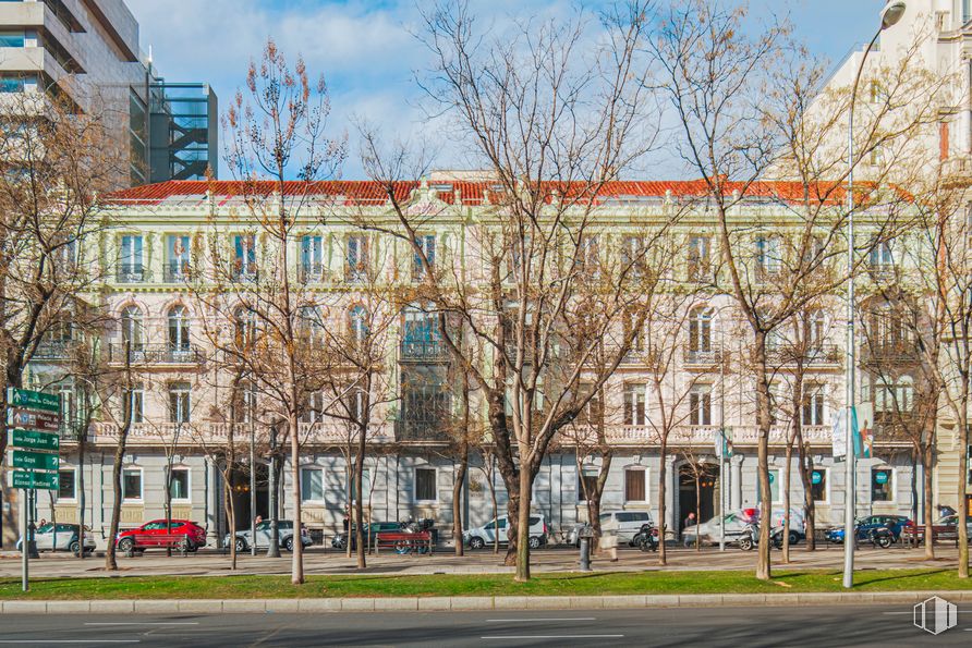 Oficina en alquiler en Palazzo Reale, Paseo de la Castellana, 9-11, Chamberí, Madrid, 28046 con edificio, durante el día, propiedad, cielo, ventana, nube, rama, arquitectura, diseño urbano y planta alrededor