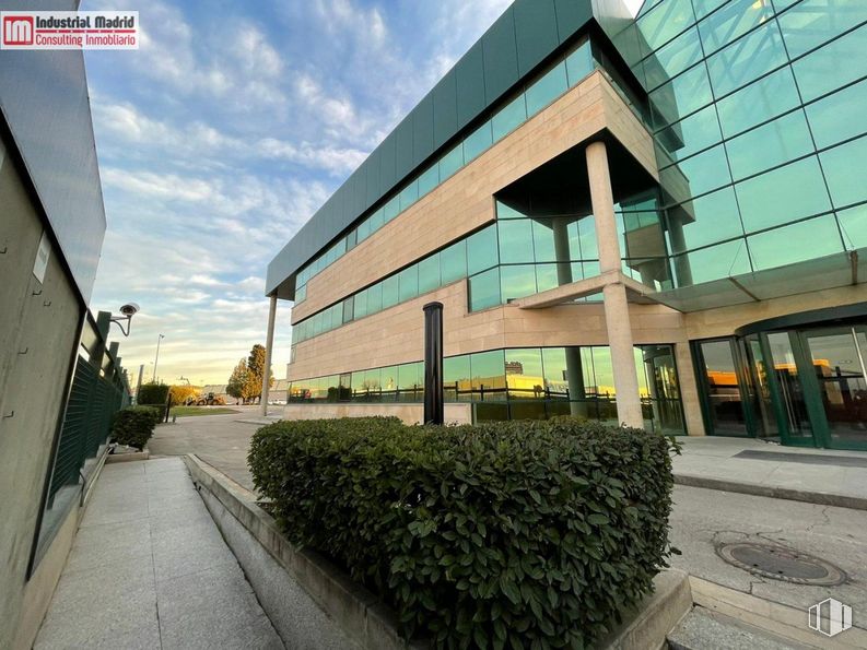 Office for sale & for rent at Avenida de Madrid, Arganda del Rey, Madrid, 28500 with plant, sky, building, cloud, road surface, urban design, asphalt, shade, residential area and sidewalk around