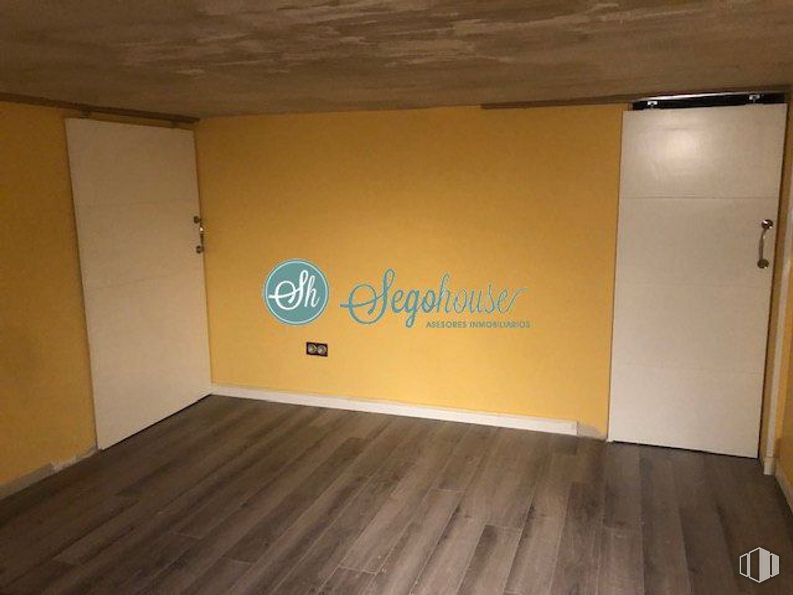 Retail for sale at Zona Ezequiel González, Segovia, 40002 with door, building, wood, flooring, paint, floor, wood stain, laminate flooring, hardwood and tints and shades around