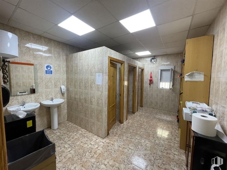 Industrial for rent at Polígono Industrial San Isidro, Seseña, Toledo, 45223 with sink, light fixture, window, lighting, mirror, building, plumbing fixture, bathroom, tap and bathroom sink around