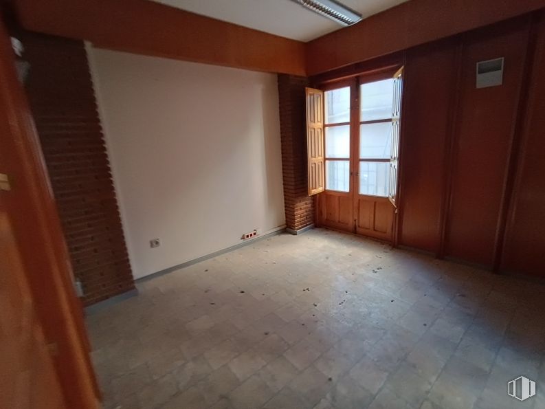 Oficina en venta en Calle Nueva, Toledo, 45001 con edificio, ventana, accesorio, madera, arquitectura, suelo, casa, suelos, pared y puerta alrededor