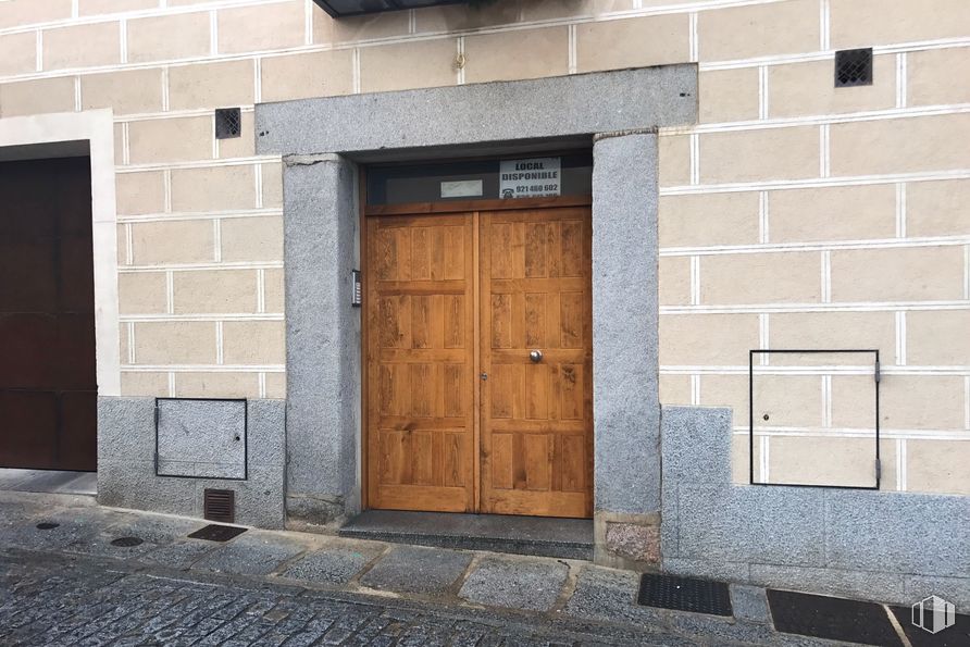 Retail for sale at Calle Velarde, 9, Segovia, 40003 with door, fixture, building, wood, brickwork, home door, brick, road surface, wood stain and composite material around