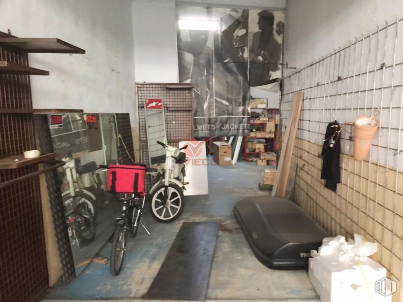 Retail for rent at Calle Jorge Torner, Cuenca, 16004 with tire, packaged goods, bicycle, wheel, interior design, wood, floor, flooring, shelf and bicycle wheel around