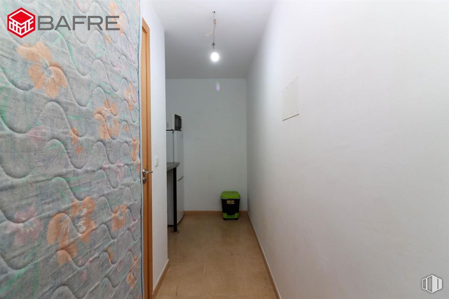 Local en venta en Avenida Córdoba, Usera, Madrid, 28026 con accesorio, puerta, suelos, madera, suelo, pintura, edificio, techo, madera dura y casa alrededor