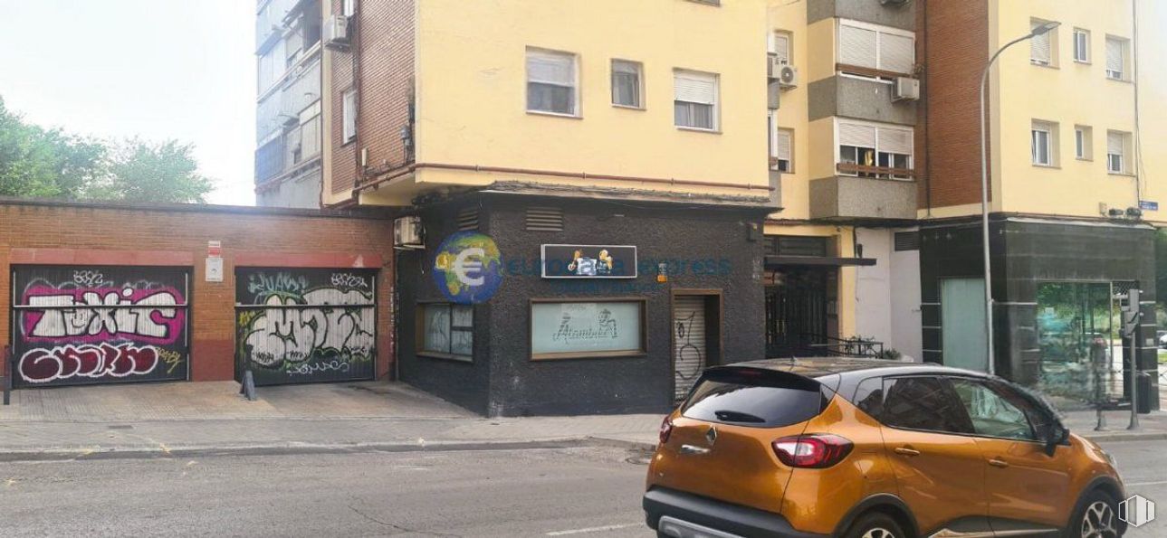 Local en alquiler en Moratalaz - La Elipa, Ciudad Lineal, Madrid, 28017 con coche, matrícula del vehículo, vehículo, ventana, edificio, neumático, vehículo de motor, iluminación del automóvil, rueda y exterior del automóvil alrededor