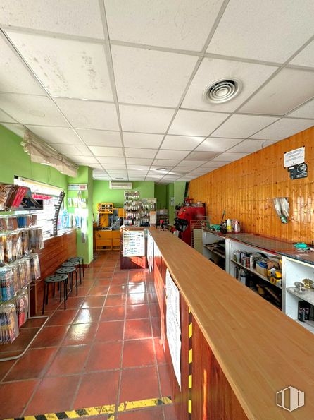 Retail for rent at Pasaje Campiña, Azuqueca de Henares, Guadalajara, 19200 with building, shelf, interior design, wood, flooring, floor, shelving, bookcase, ceiling and retail around