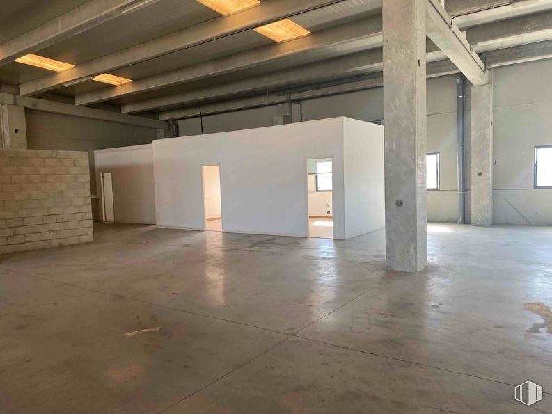 Industrial for sale & for rent at Calle Francisco Alonso, 3  DUPLICADO, Alcalá de Henares, Madrid, 28806 with light fixture, wood, hall, architecture, flooring, floor, material property, composite material, ceiling and concrete around