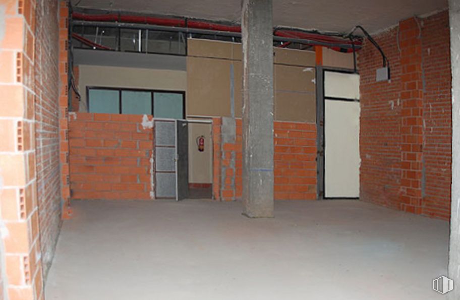 Retail for sale at Plaza del Salvador, 9, Arévalo, Ávila, 05200 with door, building, wood, fixture, brick, hall, flooring, brickwork, floor and material property around