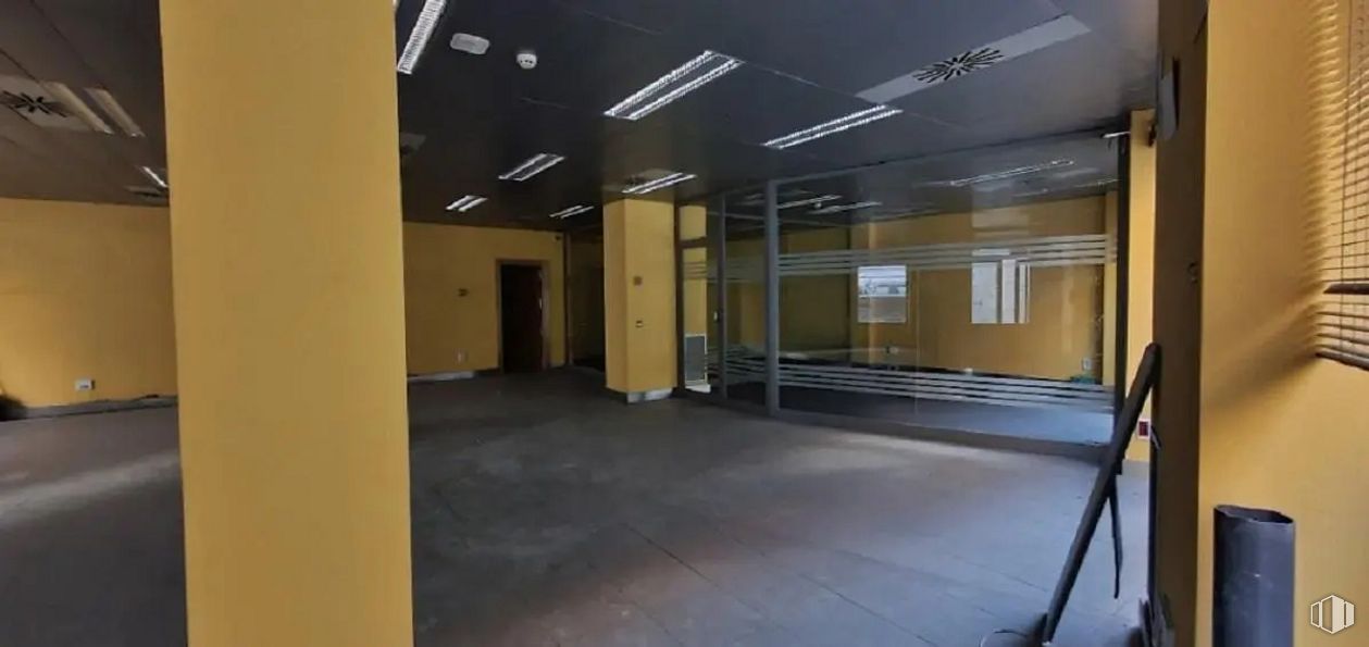 Local en venta en Travesía de Soria, Alcorcón, Madrid, 28921 con accesorio, suelos, suelo, hall, vidrio, techo, edificio, material compuesto, aluminio y transparencia alrededor