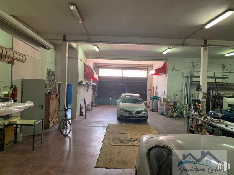 Nave en alquiler y venta en Polígono Prado Overa, Leganés, Madrid, 28914 con coche, bicicleta, alumbrado, lámpara, luz de estacionamiento, rueda, neumático, vehículo, edificio y iluminación del automóvil alrededor