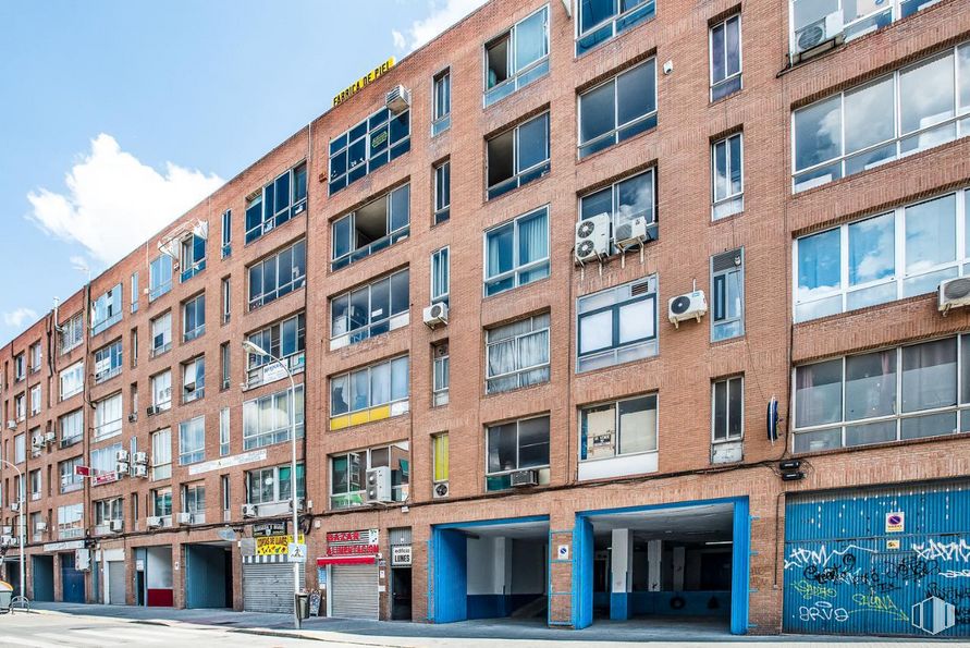 Office for sale at Calle Lenguas, 16, Villaverde, Madrid, 28021 with window, building, sky, tower block, urban design, condominium, neighbourhood, cloud, residential area and material property around