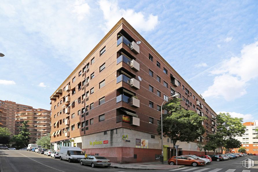 Retail for sale at Avenida Badajoz, 22, Ciudad Lineal, Madrid, 28027 with building, car, cloud, sky, window, street light, tree, tower block, condominium and vehicle around