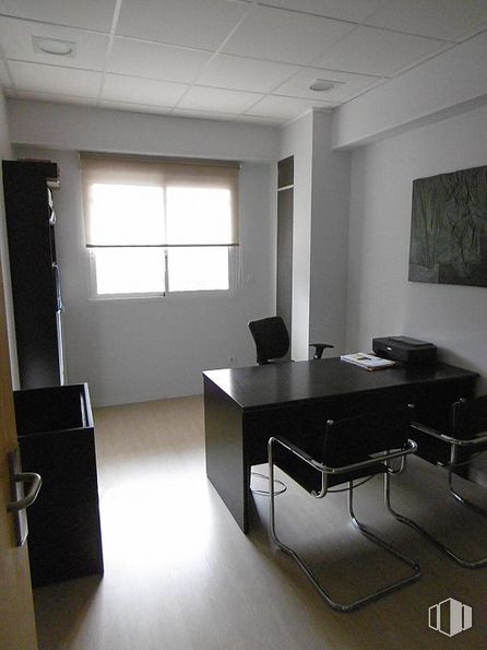 Office for sale at Zona Azucaica - Santa María de Benquerancia, Toledo, 45007 with window, desk, chair, property, furniture, table, building, fixture, interior design, flooring, floor and computer desk around