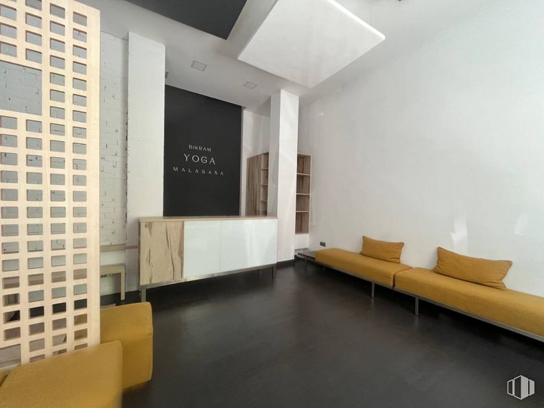 Local en venta en Calle Divino Pastor, Centro, Madrid, 28004 con sofá, ebanistería, madera, interiorismo, confort, suelos, suelo, sala de estar, madera dura y techo alrededor