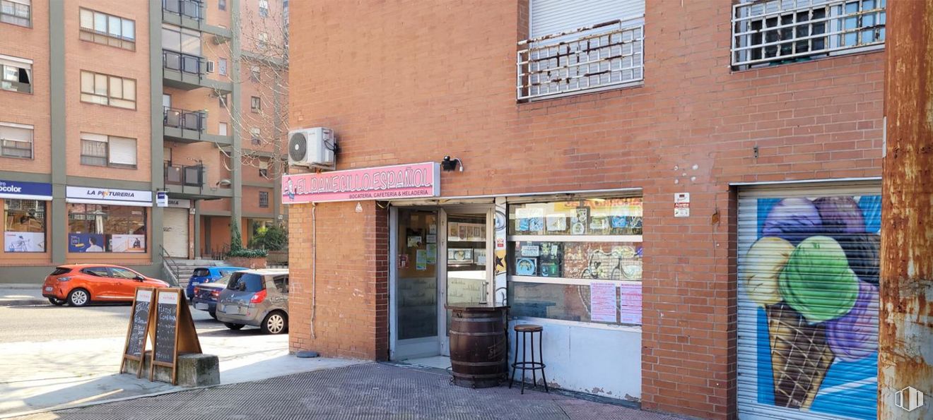 Local en venta en Calle Carlos Solé, Puente de Vallecas, Madrid, 28038 con coche, edificio, ventana, neumático, rueda, ladrillo, albañilería, barrio, puerta y superficie de la carretera alrededor