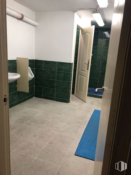 Local en alquiler y venta en Calle Alcobendas, 3, Leganés, Madrid, 28914 con alumbrado, puerta, accesorio, suelos, suelo, suelo de baldosas, techo, vidrio, edificio y madera dura alrededor