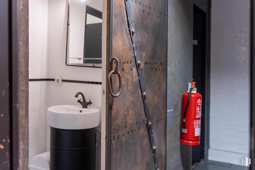 Local en venta en Zona Cuatro Caminos, Tetuán, Madrid, 28020 con fregadero, espejo, grifo, accesorios de fontanería, lavabo, edificio, cuarto de baño, madera, alumbrado y pared alrededor