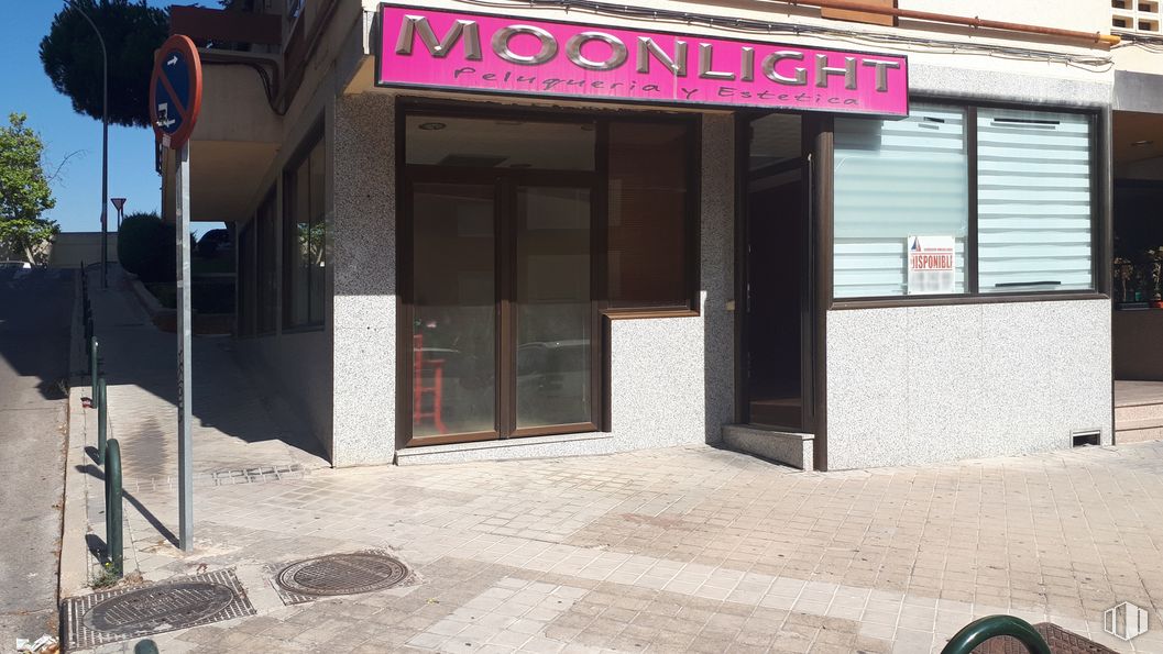 Local en alquiler en Carretera Canillas, Hortaleza, Madrid, 28043 con puerta, ventana, propiedad, edificio, toldo, accesorio, fachada, gas, superficie de la carretera y fuente alrededor