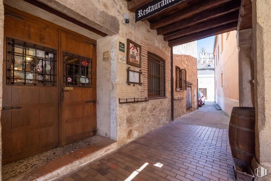 Retail for sale at Plaza España, 16, Turégano, Segovia, 40370 with window, door, wood, brickwork, interior design, brick, flooring, neighbourhood, real estate and facade around