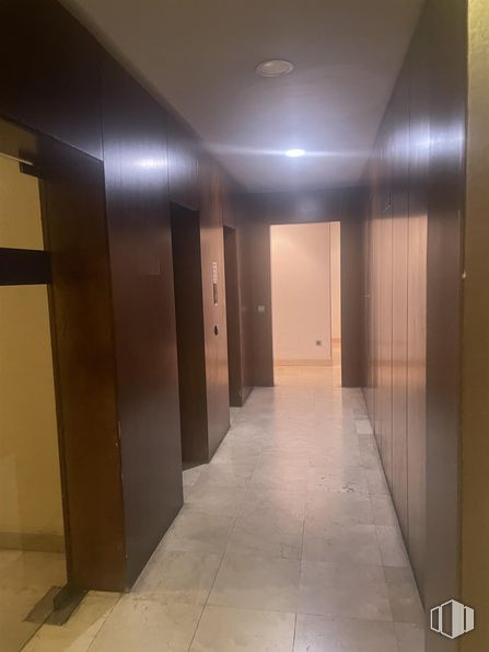 Oficina en venta en Calle Serrano, 213, Chamartín, Madrid, 28016 con accesorio, puerta, suelo, suelos, edificio, suelo de baldosas, material compuesto, techo, hall y madera alrededor