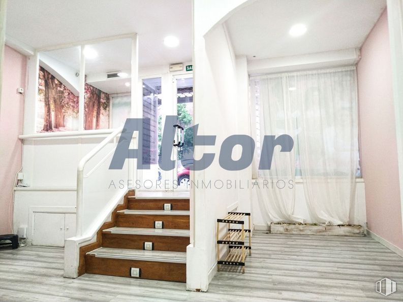 Local en alquiler y venta en Calle Gaztambide, Chamberí, Madrid, 28015 con edificio, accesorio, madera, suelos, suelo, escaleras, hall, madera dura, techo y suelo laminado alrededor