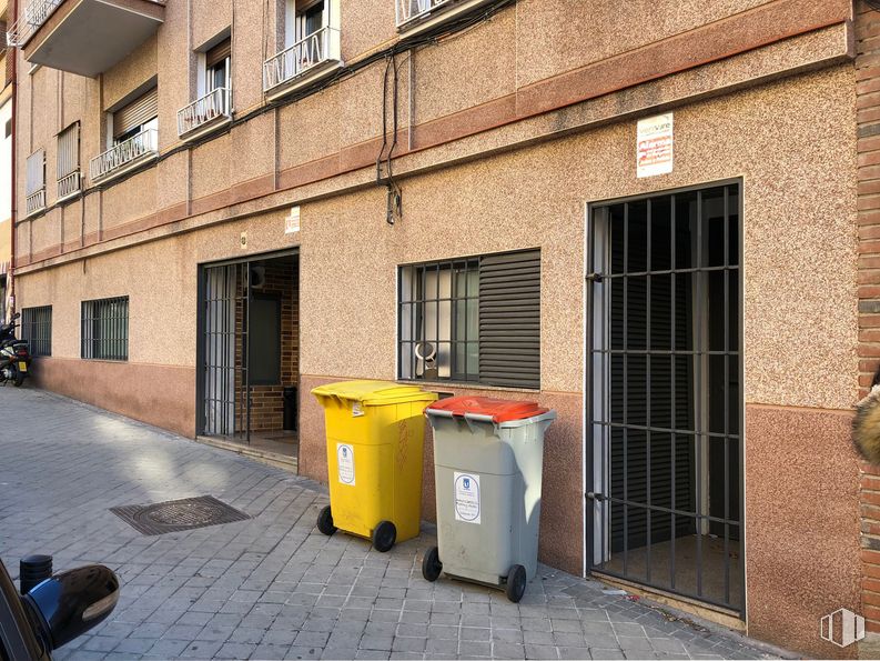 Retail for sale at Calle Prudencio Álvaro, 8, Ciudad Lineal, Madrid, 28027 with waste container, door, window, building, waste containment, road surface, fixture, asphalt, brick and wood around