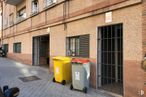 Retail for sale at Calle Prudencio Álvaro, 8, Ciudad Lineal, Madrid, 28027 with waste container, door, window, building, waste containment, road surface, fixture, asphalt, brick and wood around