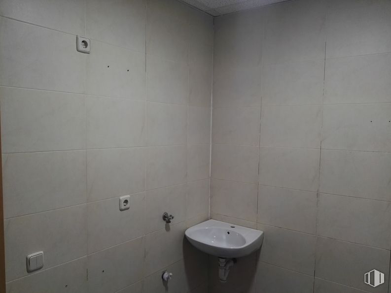 Retail for sale at Calle Honduras, 4, Coslada, Madrid, 28820 with sink, property, plumbing fixture, bathroom, building, fixture, bathroom sink, floor, fluid and flooring around