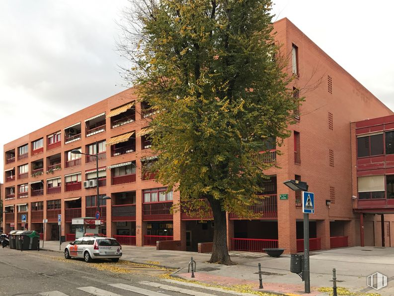 Retail for sale & for rent at Calle Begoña, 2, Coslada, Madrid, 28821 with car, building, window, daytime, property, sky, wheel, road surface, vehicle and urban design around