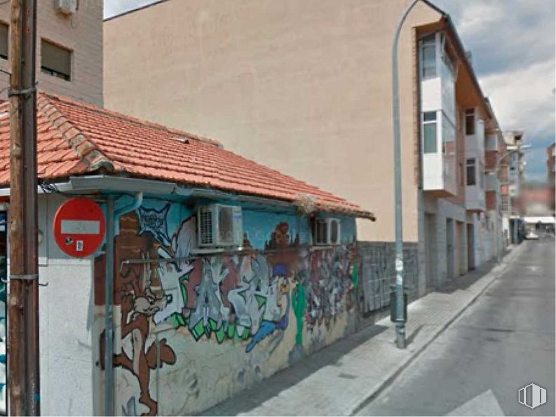 Suelo en venta en Calle Narciso Martínez Cabezas, 5, Collado Villalba, Madrid, 28400 con casa, ventana, edificio, pintura, azur, cielo, superficie de carretera, arte, ladrillo y grafiti alrededor