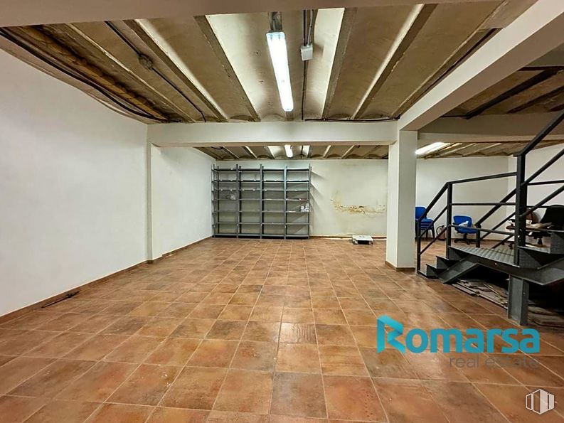 Retail for rent at Paseo San Roque, Ávila, 05003 with wood, interior design, flooring, hall, floor, tile flooring, hardwood, ceiling, room and event around