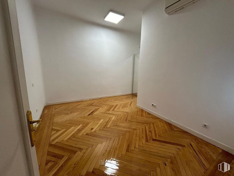 Oficina en alquiler en Recoletos, Salamanca, Madrid, 28001 con lámpara, manija de la puerta, alumbrado, edificio, madera, accesorio, suelos, suelo, propiedad material y tinte para madera alrededor