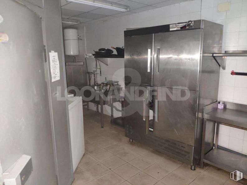 Retail for sale at Avenida Europa, Toledo, 45003 with refrigerator, fixture, gas, flooring, machine, aluminium, transparency, building, ceiling and room around