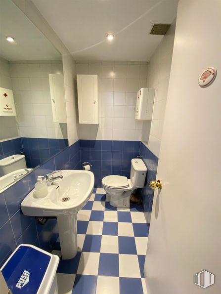 Office for sale & for rent at Calle Pez Volador, Retiro, Madrid, 28007 with toilet, sink, mirror, tap, plumbing fixture, bathroom sink, building, bathroom, purple and interior design around