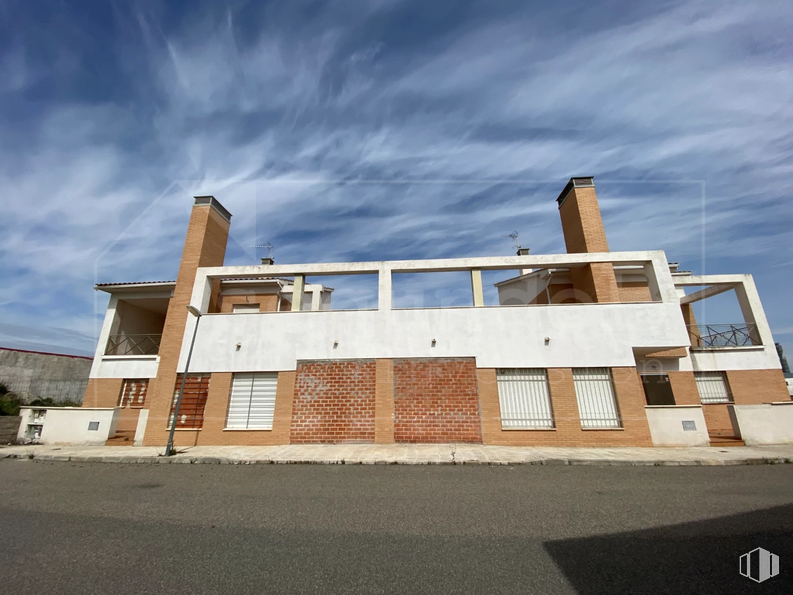 Land for sale at Casco urbano, Mascaraque, Toledo, 45430 with building, cloud, sky, window, asphalt, urban design, gas, facade, house and city around