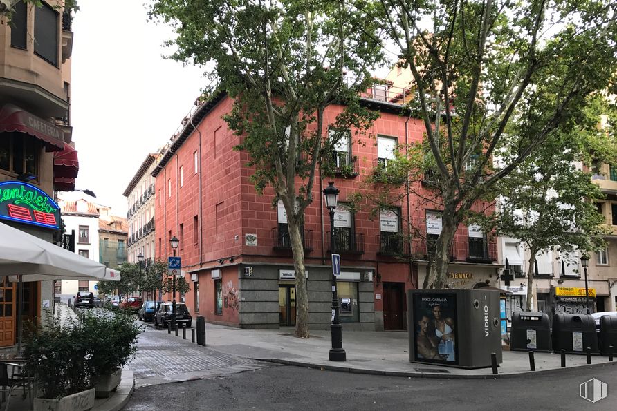 Local en alquiler en Calle Toledo, 46, Centro, Madrid, 28005 con edificio, planta, ventana, árbol, diseño urbano, cielo, accesorio, superficie de la carretera, barrio residencial y acera alrededor