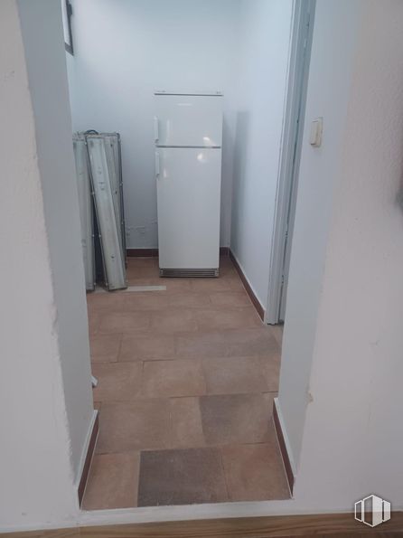 Retail for rent at Zona centro, Villafranca de los Caballeros, Toledo, 45730 with refrigerator, handle, fixture, building, wood, floor, flooring, house, door and gas around