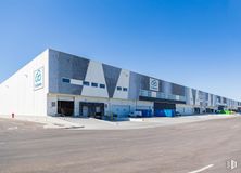 Industrial for rent at Calle Eduardo Barreiros, Villaverde, Madrid, 28041 with building, sky, window, asphalt, house, facade, commercial building, city, landscape and road around