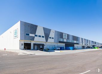 Industrial for rent at Calle Eduardo Barreiros, Villaverde, Madrid, 28041 with building, sky, window, asphalt, house, facade, commercial building, city, landscape and road around