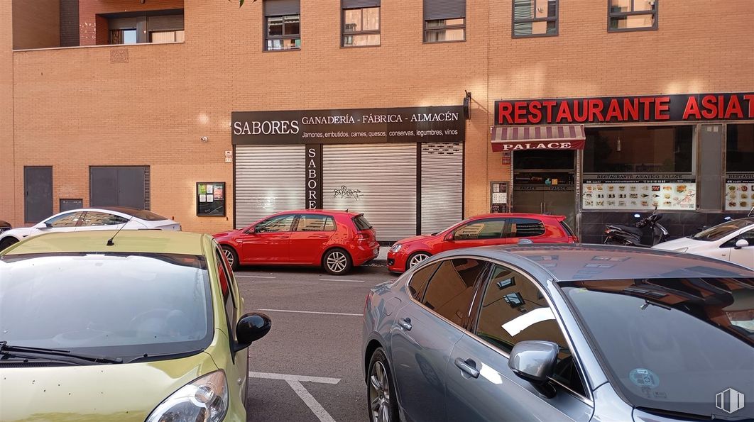 Retail for rent at Calle Gardenias, Alcorcón, Madrid, 28925 with car, tire, wheel, building, automotive lighting, automotive exterior, automotive parking light, automotive wheel system, automotive tail & brake light and family car around