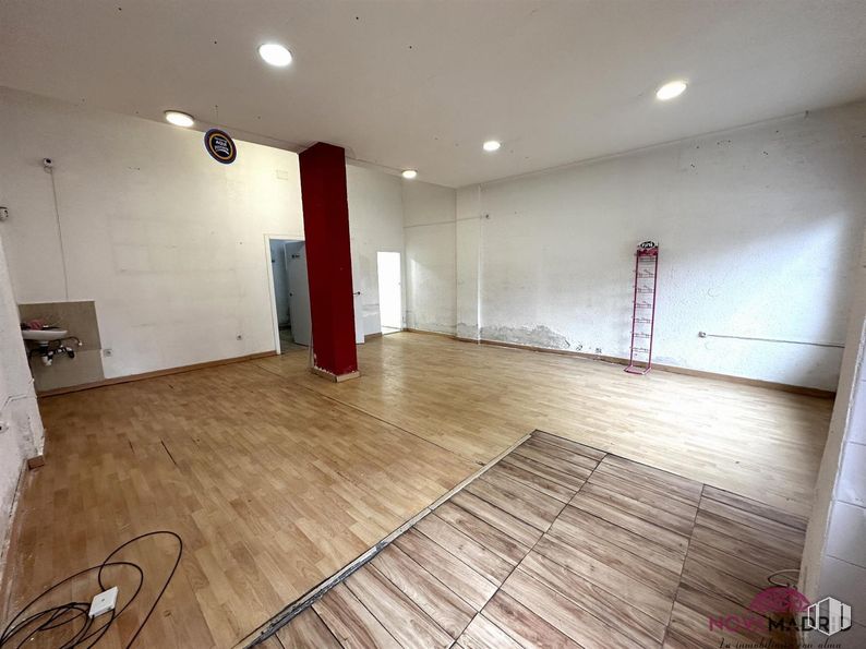 Retail for sale at Calle Parvillas Altas, 23, Villaverde, Madrid, 28021 with floor, flooring, wood flooring, wood, laminate flooring, interior design, ceiling, hardwood, hall and tile flooring around