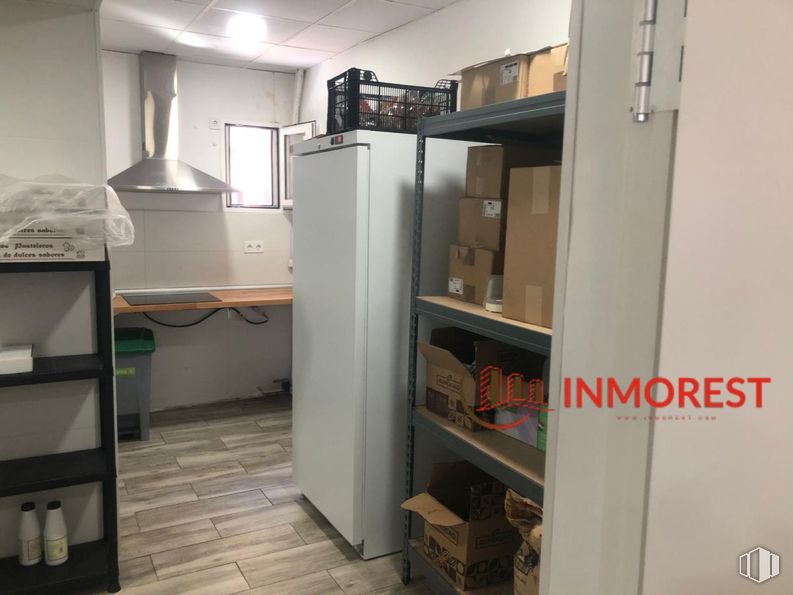 Retail for rent at Calle Doctor Marañón, Majadahonda, Madrid, 28220 with refrigerator, building, shelving, floor, flooring, kitchen, wood, fixture, machine and ceiling around